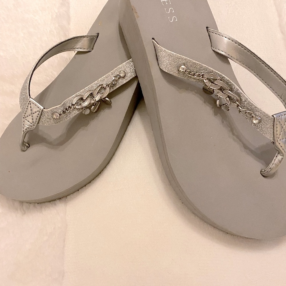Silver Guess Wedge “Flip Flops” w/Silver Charms🩶